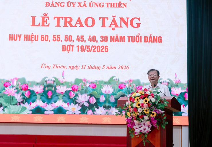 Đảng ủy xã Ứng Thiên tổ chức trao tặng Huy hiệu Đảng nhân dịp kỷ niệm Ngày sinh Chủ tịch Hồ Chí Minh 19/5- Ảnh 5.