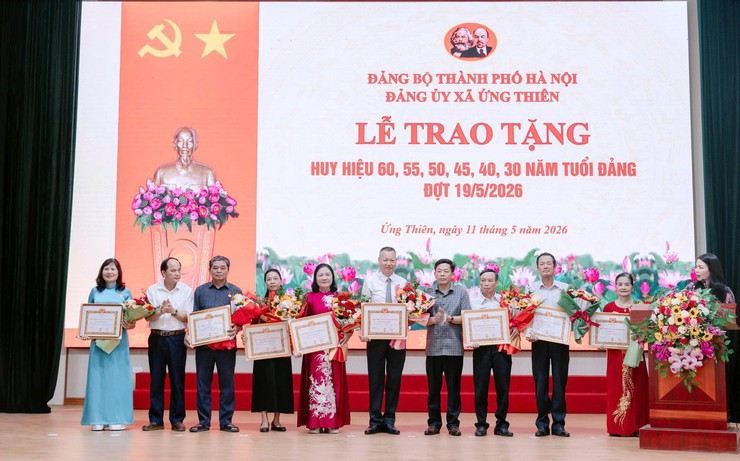 Đảng ủy xã Ứng Thiên tổ chức trao tặng Huy hiệu Đảng nhân dịp kỷ niệm Ngày sinh Chủ tịch Hồ Chí Minh 19/5- Ảnh 4.