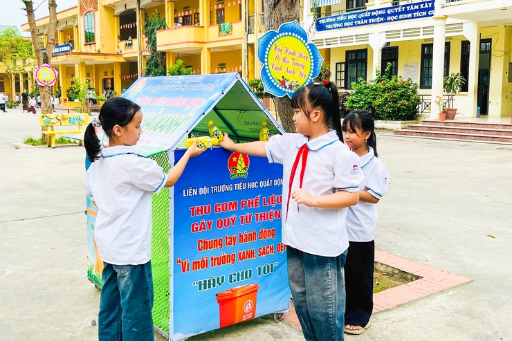 Liên đội Trường Tiểu học Quất Động sôi nổi tổ chức chuỗi hoạt động “Dâng hoa lên Bác kính yêu”- Ảnh 2.