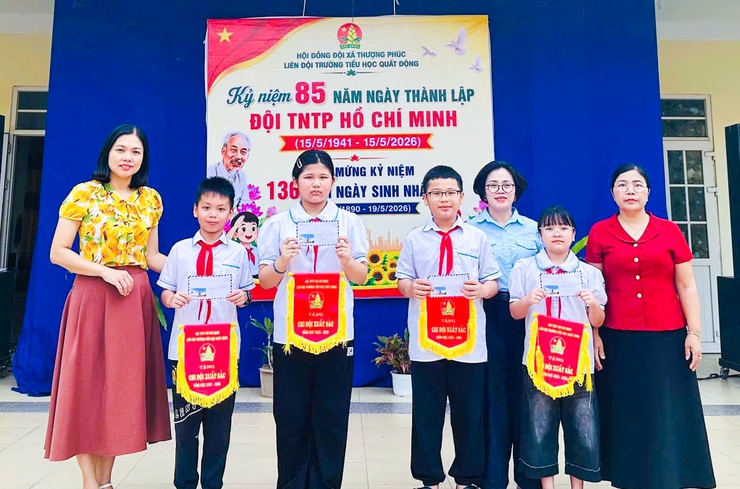 Liên đội Trường Tiểu học Quất Động sôi nổi tổ chức chuỗi hoạt động “Dâng hoa lên Bác kính yêu”- Ảnh 4.