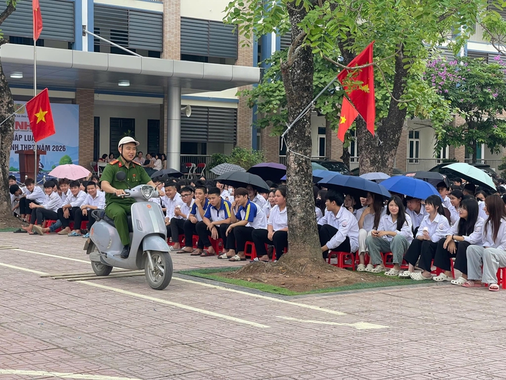 Công an xã Ứng Hòa tuyên truyền pháp luật, kỹ năng sống cho học sinh Trường THPT Đại Cường.- Ảnh 1.