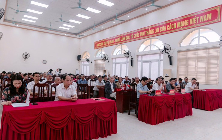 Đảng ủy xã Ứng Thiên tổ chức trao tặng Huy hiệu Đảng nhân dịp kỷ niệm Ngày sinh Chủ tịch Hồ Chí Minh 19/5- Ảnh 1.