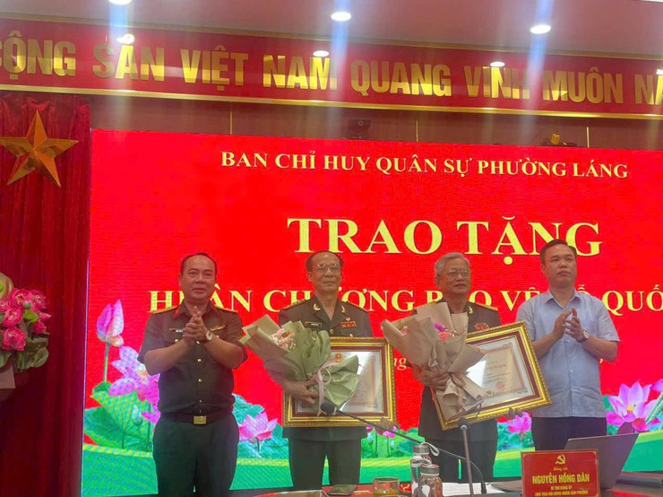 PHƯỜNG LÁNG, THÀNH PHỐ HÀ NỘI TỔ CHỨC TRAO TẶNG HUÂN CHƯƠNG BẢO VỆ TỔ QUỐC BẢO ĐẢM TRANG TRỌNG, Ý NGHĨA- Ảnh 1.