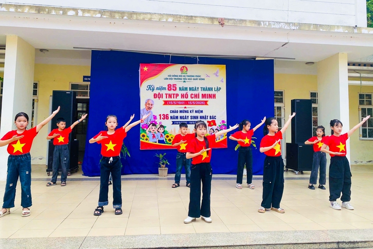 Liên đội Trường Tiểu học Quất Động sôi nổi tổ chức chuỗi hoạt động “Dâng hoa lên Bác kính yêu”- Ảnh 1.