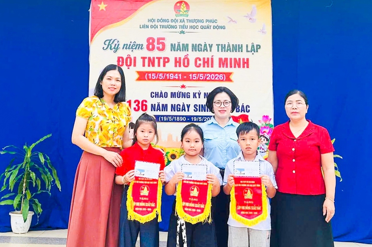 Liên đội Trường Tiểu học Quất Động sôi nổi tổ chức chuỗi hoạt động “Dâng hoa lên Bác kính yêu”- Ảnh 5.