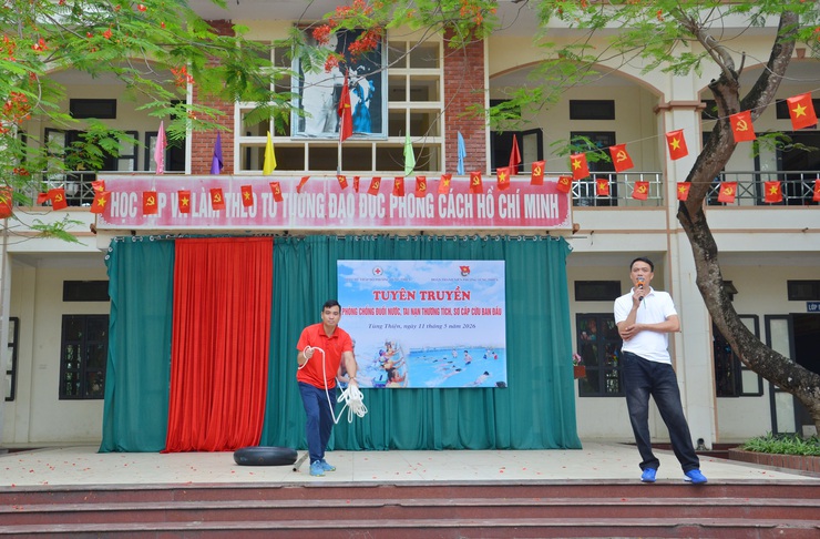 Phường Tùng Thiện tuyên truyền phòng chống đuối nước, tai nạn thương tích và trao quà nhân đạo cho học sinh Trường THCS Xuân Sơn- Ảnh 1.