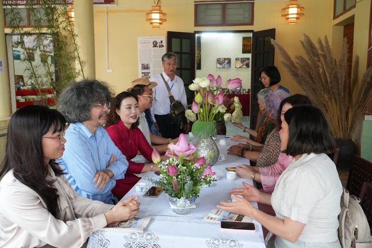 Chuyên Mỹ long trọng đón tiếp đoàn Hội đồng Thủ công Thế giới gồm các đại biểu đến từ 12 quốc gia tới tham quan, tìm hiểu - Ảnh 1.