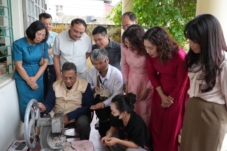 Chuyên Mỹ long trọng đón tiếp đoàn Hội đồng Thủ công Thế giới gồm các đại biểu đến từ 12 quốc gia tới tham quan, tìm hiểu - Ảnh 4.