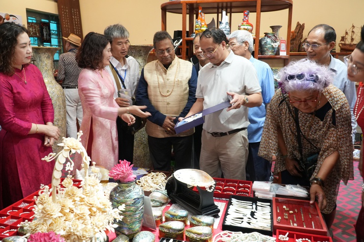 Chuyên Mỹ long trọng đón tiếp đoàn Hội đồng Thủ công Thế giới gồm các đại biểu đến từ 12 quốc gia tới tham quan, tìm hiểu - Ảnh 3.