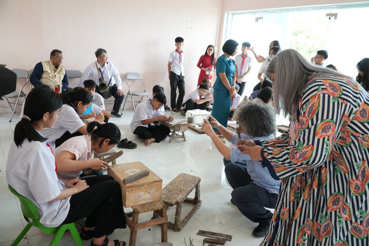 Chuyên Mỹ long trọng đón tiếp đoàn Hội đồng Thủ công Thế giới gồm các đại biểu đến từ 12 quốc gia tới tham quan, tìm hiểu - Ảnh 5.