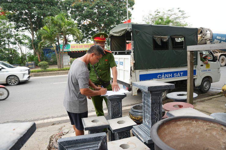 SƠN TÂY TIẾP TỤC DUY TRÌ TRẬT TỰ ĐÔ THỊ, KHÔNG LẤN CHIẾM LÒNG ĐƯỜNG, VỈA HÈ- Ảnh 4.