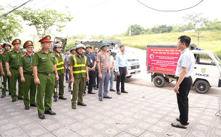 Xã Bát Tràng ra quân giải tỏa vi phạm trật tự đô thị, vệ sinh môi trường tại Cụm sản xuất làng nghề tập trung và các tuyến đường- Ảnh 1.