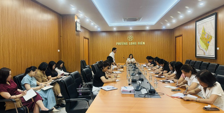 Đoàn giám sát - HĐND phường Long Biên họp thống nhất, hướng dẫn các nhà trường hoàn thiện báo cáo phục vụ giám sát chuyên đề về công tác quản lý nhà nước lĩnh vực giáo dục- Ảnh 1.