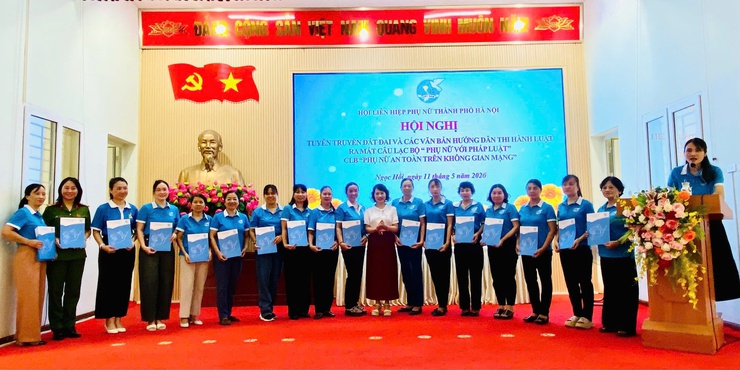 HỘI LHPN XÃ NGỌC HỒI ĐẨY MẠNH TUYÊN TRUYỀN LUẬT ĐẤT ĐAI, RA MẮT CÁC MÔ HÌNH CÂU LẠC BỘ PHỤ NỮ THIẾT THỰC- Ảnh 2.
