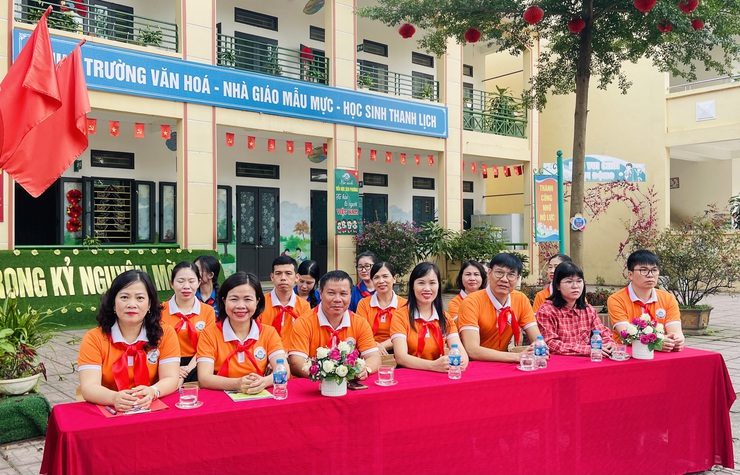 Tưng bừng sinh hoạt dưới cờ chào mừng 85 năm thành lập Đội TNTP Hồ Chí Minh tại Trường Tiểu học Sen Phương- Ảnh 1.