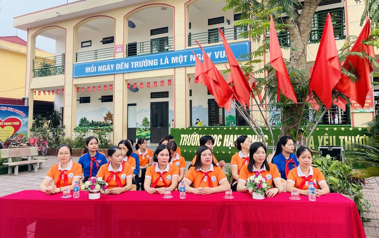 Tưng bừng sinh hoạt dưới cờ chào mừng 85 năm thành lập Đội TNTP Hồ Chí Minh tại Trường Tiểu học Sen Phương- Ảnh 2.