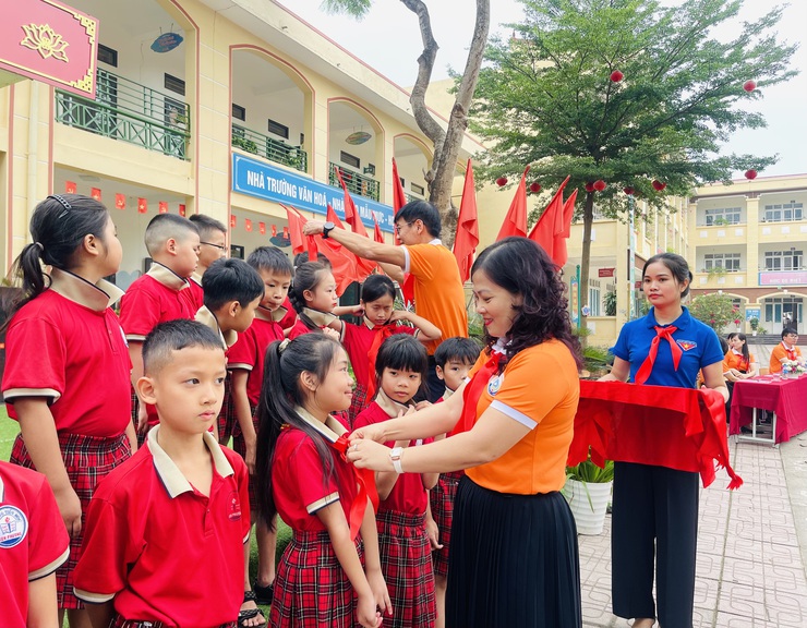 Tưng bừng sinh hoạt dưới cờ chào mừng 85 năm thành lập Đội TNTP Hồ Chí Minh tại Trường Tiểu học Sen Phương- Ảnh 5.