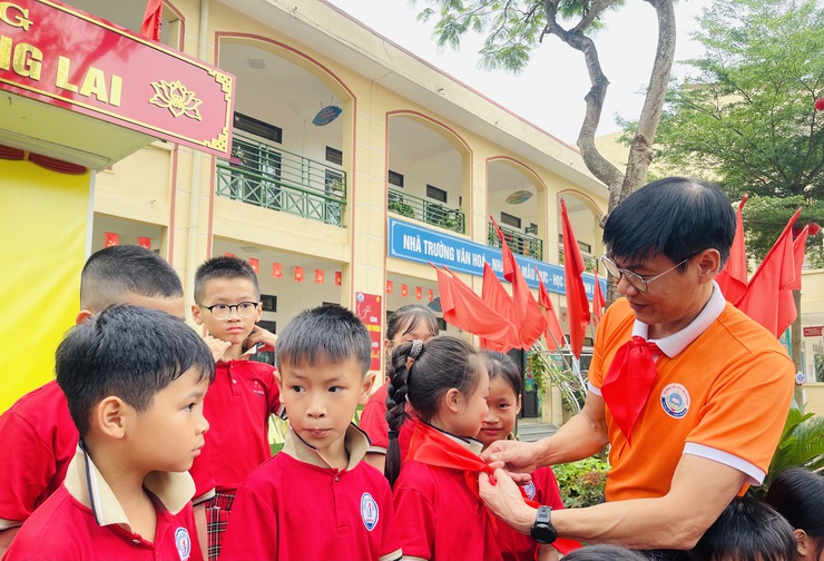 Tưng bừng sinh hoạt dưới cờ chào mừng 85 năm thành lập Đội TNTP Hồ Chí Minh tại Trường Tiểu học Sen Phương- Ảnh 6.