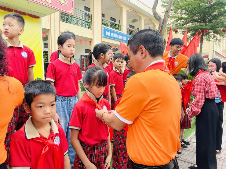 Tưng bừng sinh hoạt dưới cờ chào mừng 85 năm thành lập Đội TNTP Hồ Chí Minh tại Trường Tiểu học Sen Phương- Ảnh 7.