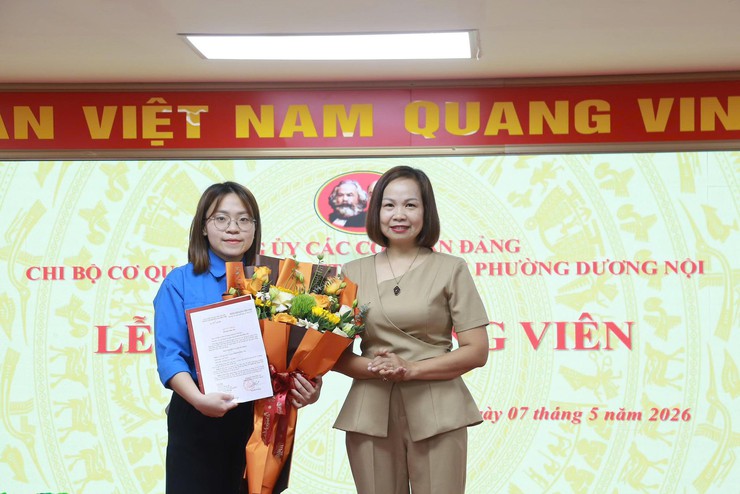 Đảng bộ các cơ quan Đảng phường Dương Nội kết nạp đảng viên mới nhân dịp kỷ niệm 72 năm Chiến thắng Điện Biên Phủ- Ảnh 1.