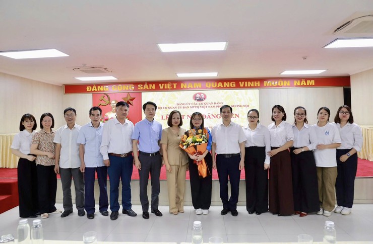 Đảng bộ các cơ quan Đảng phường Dương Nội kết nạp đảng viên mới nhân dịp kỷ niệm 72 năm Chiến thắng Điện Biên Phủ- Ảnh 2.