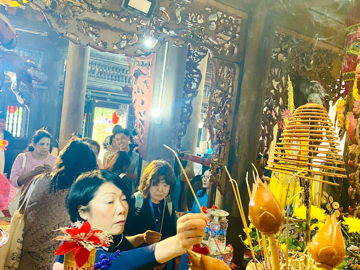Hàng trăm du khách nước ngoài và học sinh trải nghiệm “Con đường đạo học” tại xã Ô Diên- Ảnh 1.