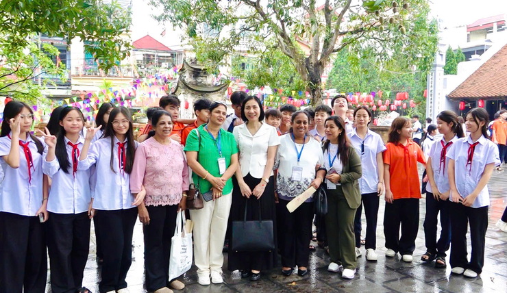 Hàng trăm du khách nước ngoài và học sinh trải nghiệm “Con đường đạo học” tại xã Ô Diên- Ảnh 3.
