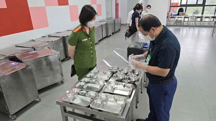 Ban Văn hóa - Xã hội HĐND phường Bồ Đề 
giám sát công tác vệ sinh an toàn thực phẩm tại các trường học
- Ảnh 3.