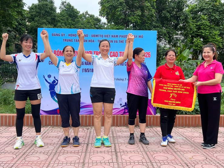 Sôi nổi Giải bóng chuyền hơi trung, cao tuổi phường Tây Mỗ năm 2026- Ảnh 11.