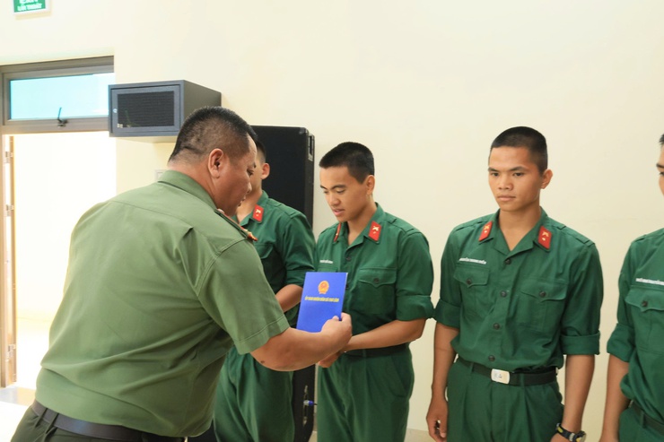 Đoàn công tác xã Thư Lâm thăm, động viên chiến sĩ mới tại Trung đoàn 58 Sư đoàn 308, Quân đoàn 12 (xã Lương Sơn, tỉnh Phú Thọ)- Ảnh 10.