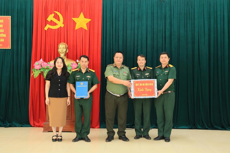 Đoàn công tác xã Thư Lâm thăm, động viên chiến sĩ mới tại Trung đoàn 58 Sư đoàn 308, Quân đoàn 12 (xã Lương Sơn, tỉnh Phú Thọ)- Ảnh 9.