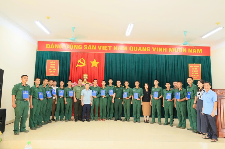 Đoàn công tác xã Thư Lâm thăm, động viên chiến sĩ mới tại Trung đoàn 58 Sư đoàn 308, Quân đoàn 12 (xã Lương Sơn, tỉnh Phú Thọ)- Ảnh 12.
