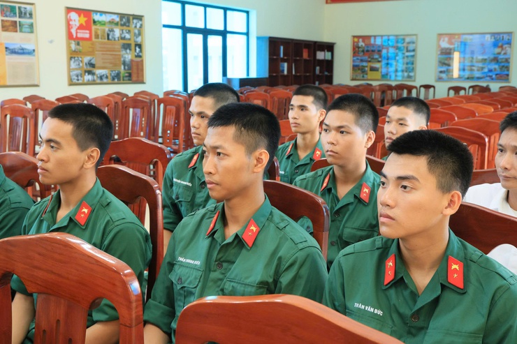 Đoàn công tác xã Thư Lâm thăm, động viên chiến sĩ mới tại Trung đoàn 58 Sư đoàn 308, Quân đoàn 12 (xã Lương Sơn, tỉnh Phú Thọ)- Ảnh 5.