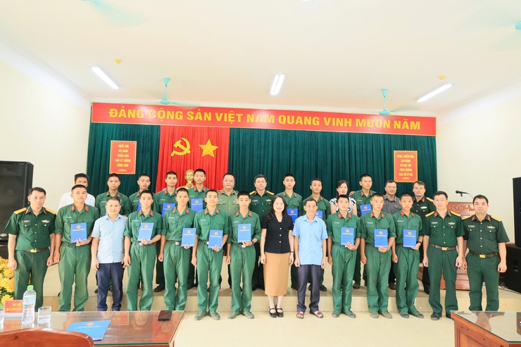 Đoàn công tác xã Thư Lâm thăm, động viên chiến sĩ mới tại Trung đoàn 58 Sư đoàn 308, Quân đoàn 12 (xã Lương Sơn, tỉnh Phú Thọ)- Ảnh 13.