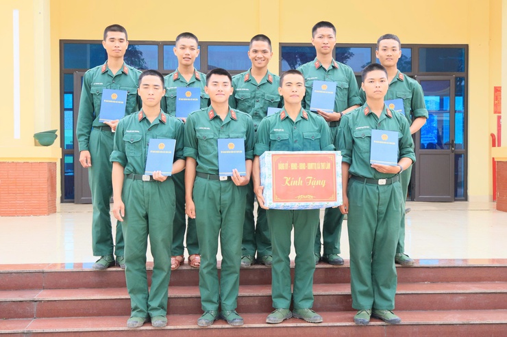 Đoàn công tác xã Thư Lâm thăm, động viên chiến sĩ mới tại Trung đoàn 58 Sư đoàn 308, Quân đoàn 12 (xã Lương Sơn, tỉnh Phú Thọ)- Ảnh 14.