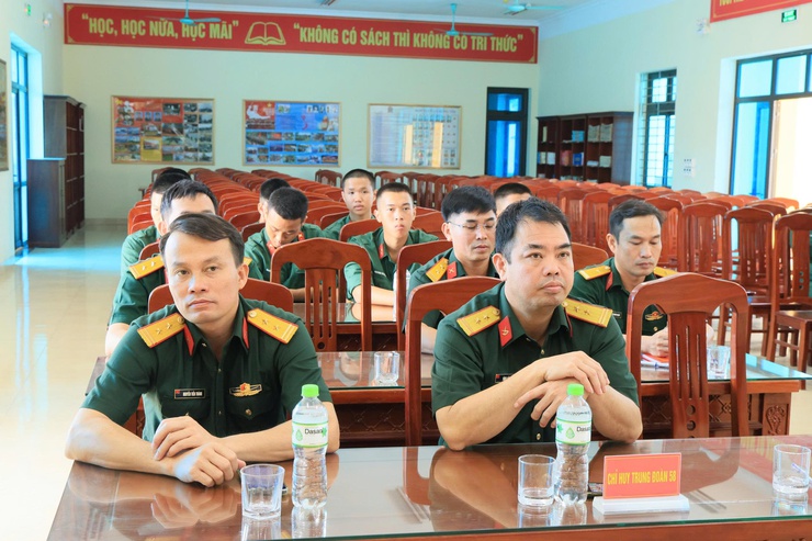 Đoàn công tác xã Thư Lâm thăm, động viên chiến sĩ mới tại Trung đoàn 58 Sư đoàn 308, Quân đoàn 12 (xã Lương Sơn, tỉnh Phú Thọ)- Ảnh 1.