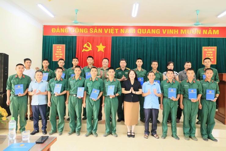 Đoàn công tác xã Thư Lâm thăm, động viên chiến sĩ mới tại Trung đoàn 58 Sư đoàn 308, Quân đoàn 12 (xã Lương Sơn, tỉnh Phú Thọ)- Ảnh 15.