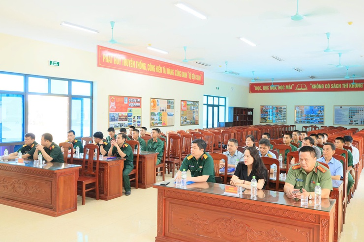Đoàn công tác xã Thư Lâm thăm, động viên chiến sĩ mới tại Trung đoàn 58 Sư đoàn 308, Quân đoàn 12 (xã Lương Sơn, tỉnh Phú Thọ)- Ảnh 2.