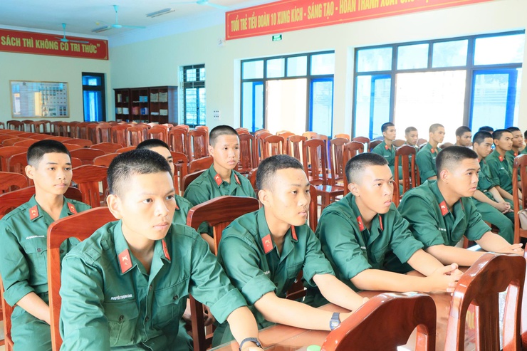 Đoàn công tác xã Thư Lâm thăm, động viên chiến sĩ mới tại Trung đoàn 58 Sư đoàn 308, Quân đoàn 12 (xã Lương Sơn, tỉnh Phú Thọ)- Ảnh 7.