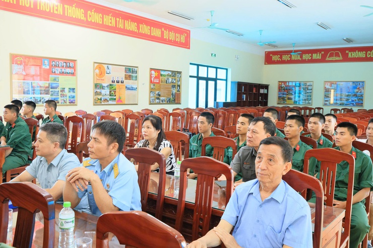 Đoàn công tác xã Thư Lâm thăm, động viên chiến sĩ mới tại Trung đoàn 58 Sư đoàn 308, Quân đoàn 12 (xã Lương Sơn, tỉnh Phú Thọ)- Ảnh 4.