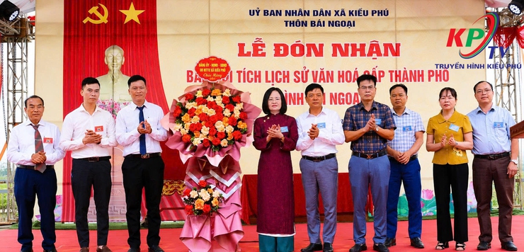Thôn Bái Ngoại long trọng tổ chức Lễ đón nhận Bằng xếp hạng Di tích lịch sử - văn hóa cấp Thành phố đối với đình Bái Ngoại- Ảnh 1.
