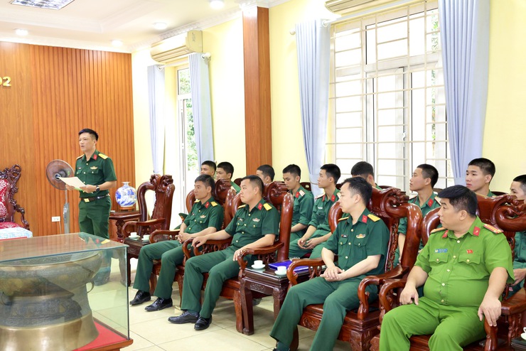 Đoàn công tác xã Thư Lâm thăm, động viên các chiến sĩ mới đang huấn luyện tại Trung đoàn 692, Sư đoàn Bộ binh 301, Bộ Tư lệnh Thủ đô Hà Nội- Ảnh 4.