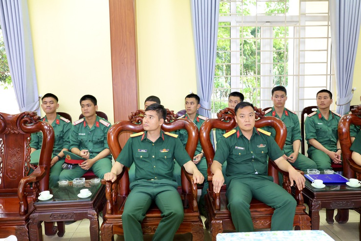 Đoàn công tác xã Thư Lâm thăm, động viên các chiến sĩ mới đang huấn luyện tại Trung đoàn 692, Sư đoàn Bộ binh 301, Bộ Tư lệnh Thủ đô Hà Nội- Ảnh 1.