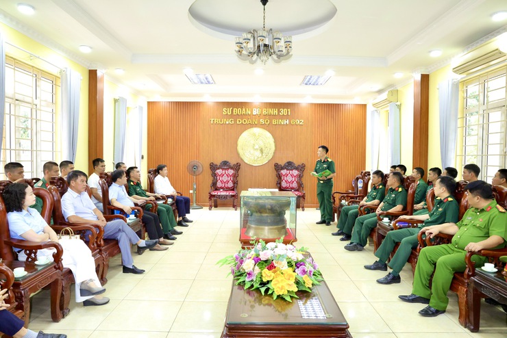 Đoàn công tác xã Thư Lâm thăm, động viên các chiến sĩ mới đang huấn luyện tại Trung đoàn 692, Sư đoàn Bộ binh 301, Bộ Tư lệnh Thủ đô Hà Nội- Ảnh 5.