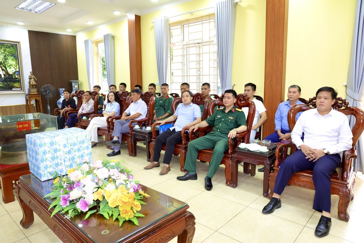 Đoàn công tác xã Thư Lâm thăm, động viên các chiến sĩ mới đang huấn luyện tại Trung đoàn 692, Sư đoàn Bộ binh 301, Bộ Tư lệnh Thủ đô Hà Nội- Ảnh 2.