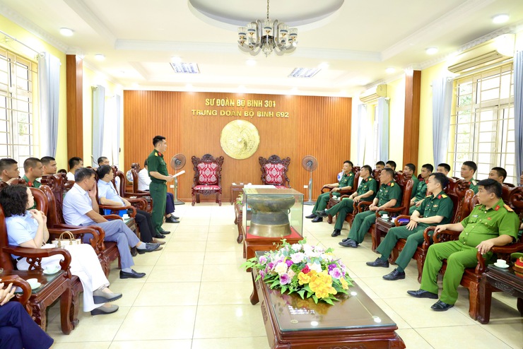 Đoàn công tác xã Thư Lâm thăm, động viên các chiến sĩ mới đang huấn luyện tại Trung đoàn 692, Sư đoàn Bộ binh 301, Bộ Tư lệnh Thủ đô Hà Nội- Ảnh 3.