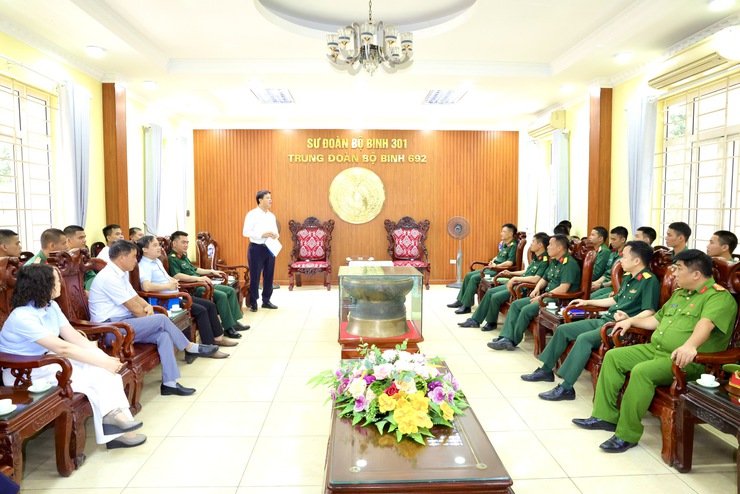 Đoàn công tác xã Thư Lâm thăm, động viên các chiến sĩ mới đang huấn luyện tại Trung đoàn 692, Sư đoàn Bộ binh 301, Bộ Tư lệnh Thủ đô Hà Nội- Ảnh 6.