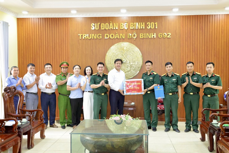 Đoàn công tác xã Thư Lâm thăm, động viên các chiến sĩ mới đang huấn luyện tại Trung đoàn 692, Sư đoàn Bộ binh 301, Bộ Tư lệnh Thủ đô Hà Nội- Ảnh 7.