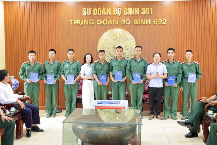 Đoàn công tác xã Thư Lâm thăm, động viên các chiến sĩ mới đang huấn luyện tại Trung đoàn 692, Sư đoàn Bộ binh 301, Bộ Tư lệnh Thủ đô Hà Nội- Ảnh 8.