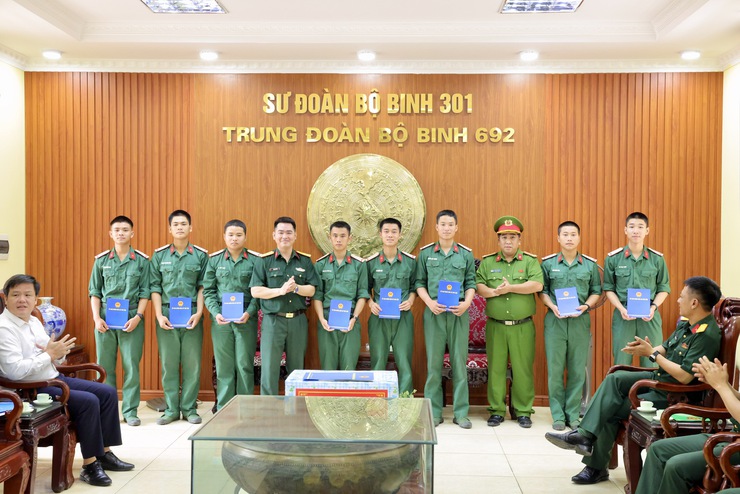 Đoàn công tác xã Thư Lâm thăm, động viên các chiến sĩ mới đang huấn luyện tại Trung đoàn 692, Sư đoàn Bộ binh 301, Bộ Tư lệnh Thủ đô Hà Nội- Ảnh 9.
